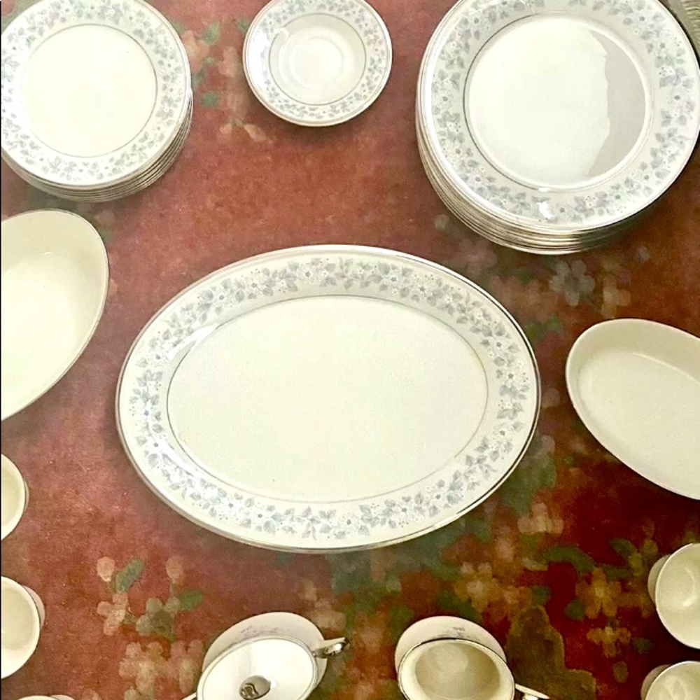 Lenox USA “Wind song” pattern embossed China 47pcs. Service set